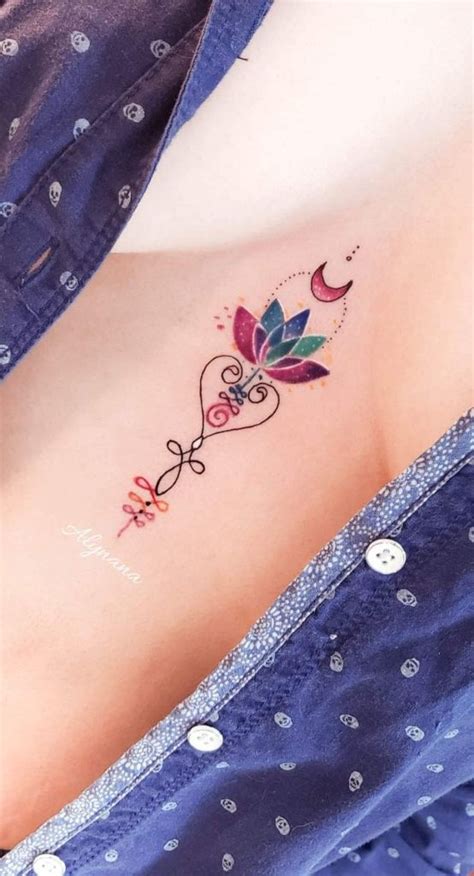 tatuajes para en medio del pecho|Tatuajes de mujer en el pecho